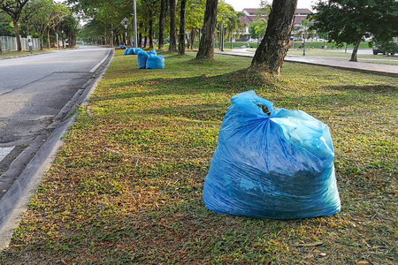 垃圾回收堆花园袋垃圾打包成堆肥回收照片
