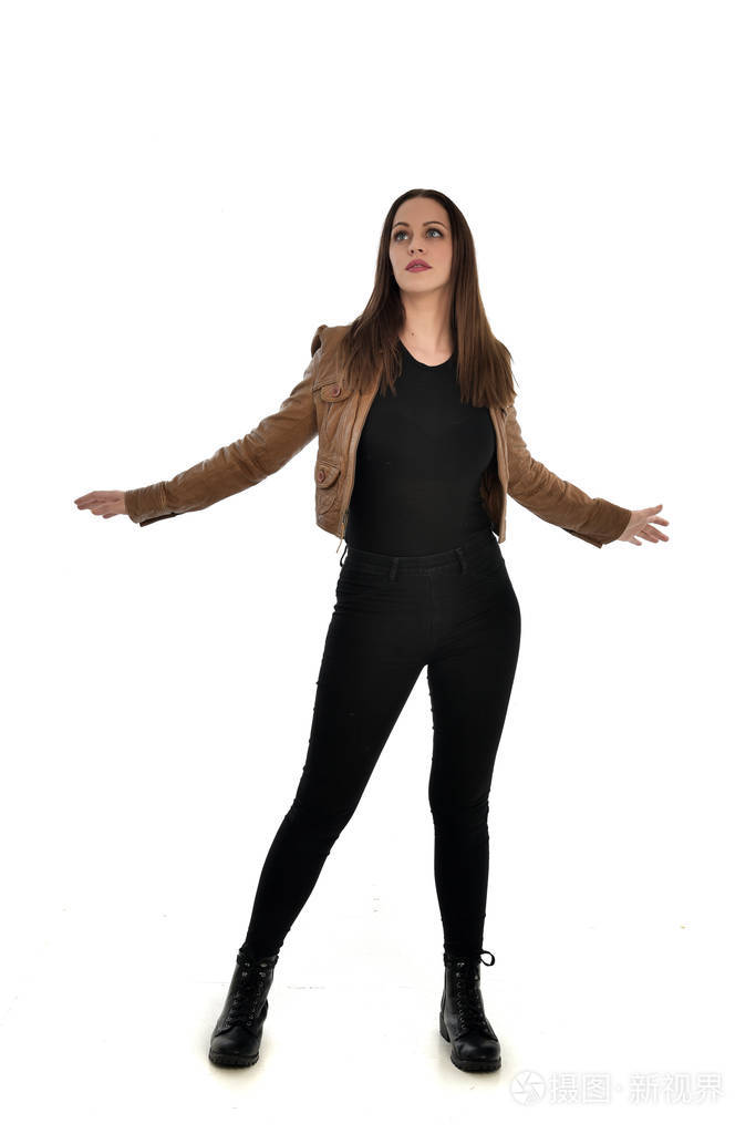 穿着棕色皮夹克的黑发女孩的全长肖像在白色背景上站立姿势