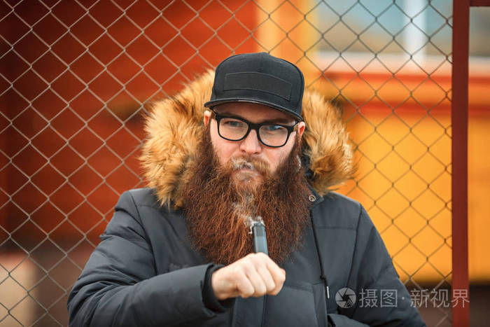 vape 胡子男人在现实生活中.
