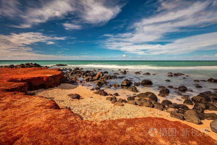 毛伊岛的红色泥土在婴儿海滩五颜六色的场面与红色尘土金黄海滩黑熔岩
