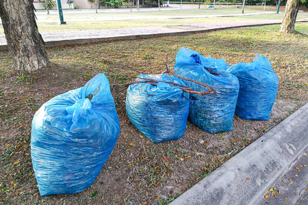花园袋垃圾打包成堆肥回收照片