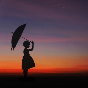 雨伞的小女孩站和日落剪影