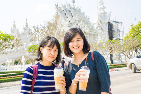 旅游妇女在寺庙里旅行喝冰咖啡, 旅游的人