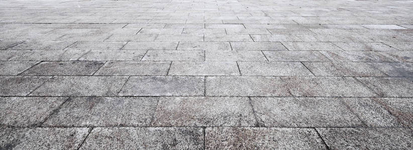 全景视图的单调的灰色砖石头地上的街路.