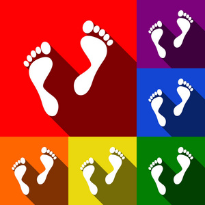 脚印的标志。矢量。一套与平面阴影在红色 橙色 黄色 绿色 蓝色和紫色背景图标