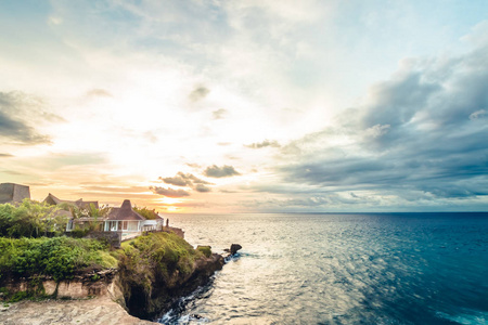 令人敬畏的热带落日在印尼巴厘岛努沙蓝梦岛的全景