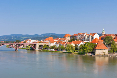 马里博尔城市路堤的地平线在阳光明媚的日子里, 斯洛文尼亚