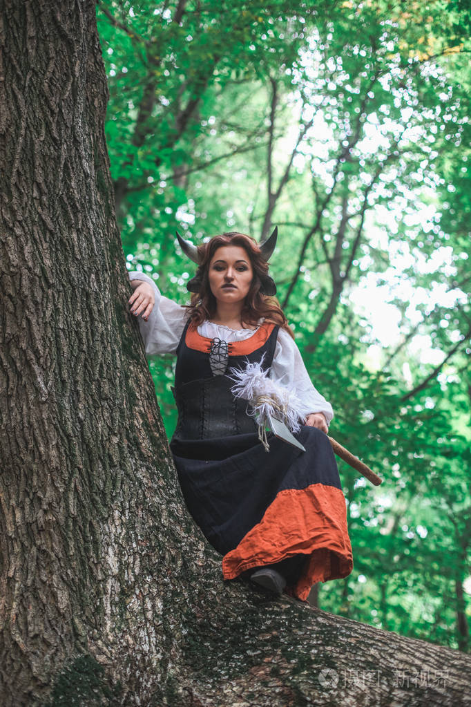 一个迷人的年轻红发女孩公主与牛的角的画像牛在魔法森林幻想童话故事