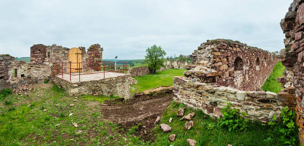 Pidzamochok 城堡春天废墟全景, Buchach 区, Ternopil 区域, 乌克兰。约会近1600
