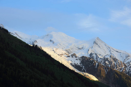 靠近勃朗峰，夏蒙尼，瑞士阿尔卑斯山风景的视图