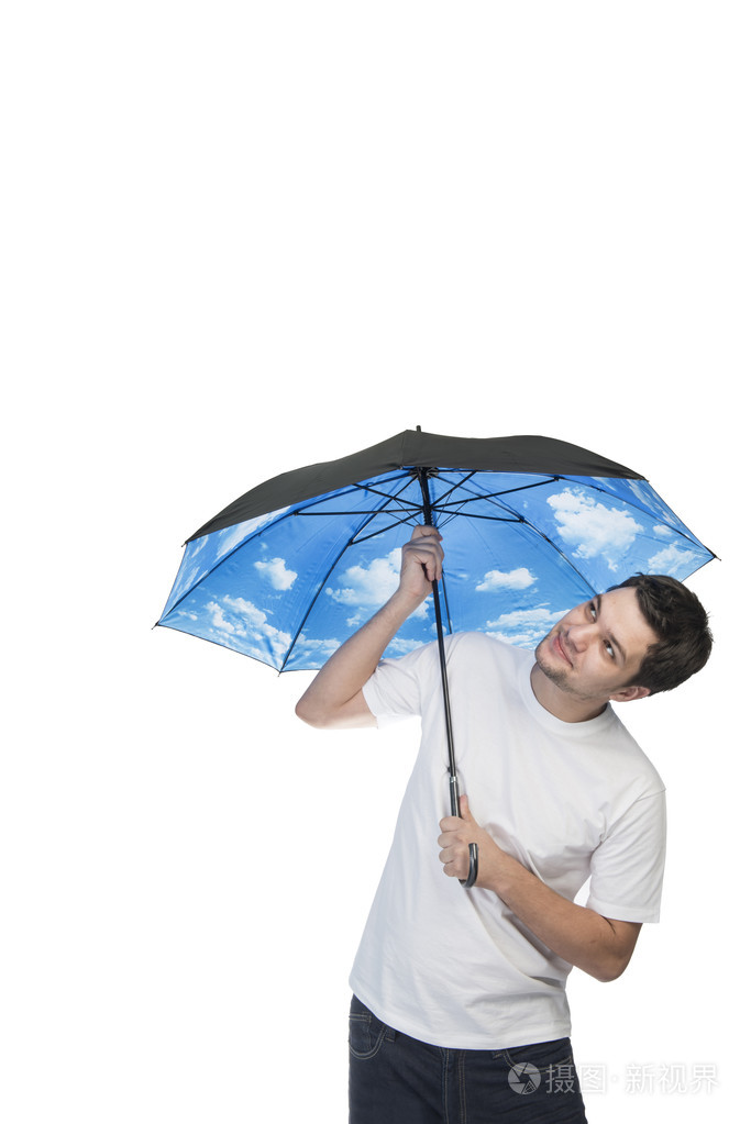 打开伞一个年轻男人的肖像检查雨,看着头顶的云