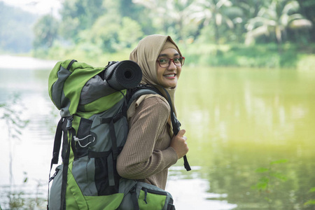 带背包的穆斯林亚洲妇女徒步旅行者