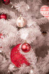 红色的小玩意，从装饰的圣诞树上挂的特写
