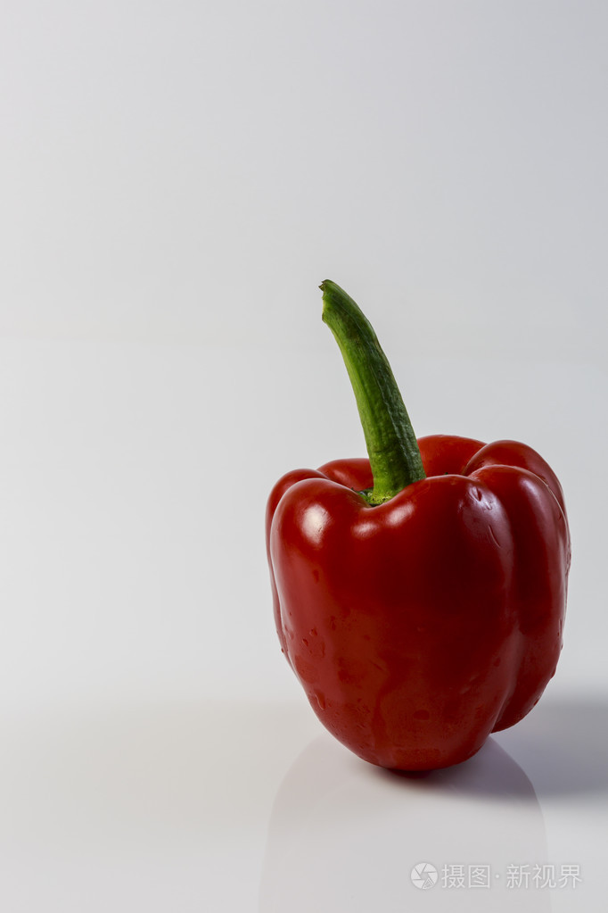 灰色背景的红甜椒