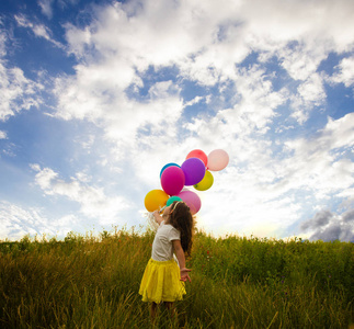 快乐的孩子与五颜六色的气球