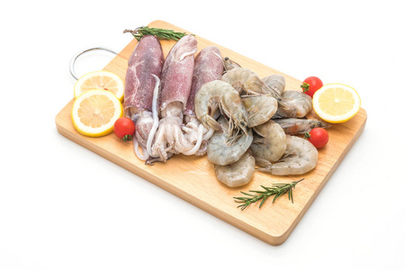 生鲜海鲜 虾鱿鱼 在白色背景上的木板上分离
