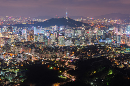 到了晚上，韩国城市天际线的首尔