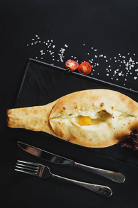 乔治亚菜 khachapuri 黑色背景。复制空间