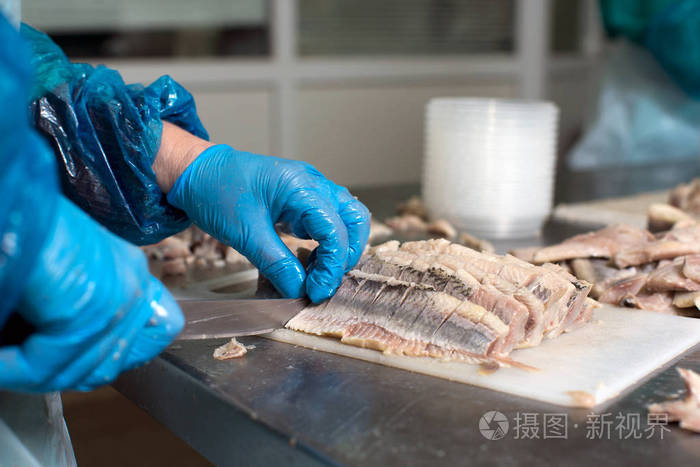 工厂鱼加工特写图