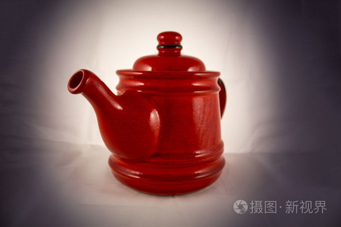 在白色背景上的红色茶壶