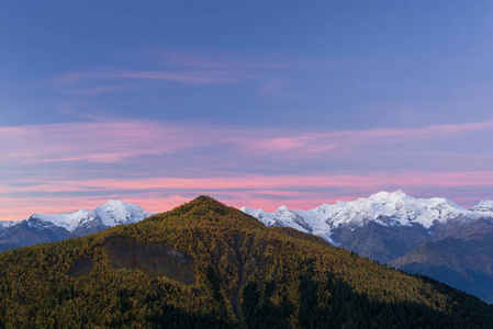 秋季景观与白雪皑皑的山峰