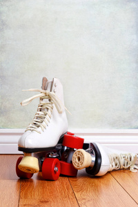 妇女白色溜冰鞋在木地板上