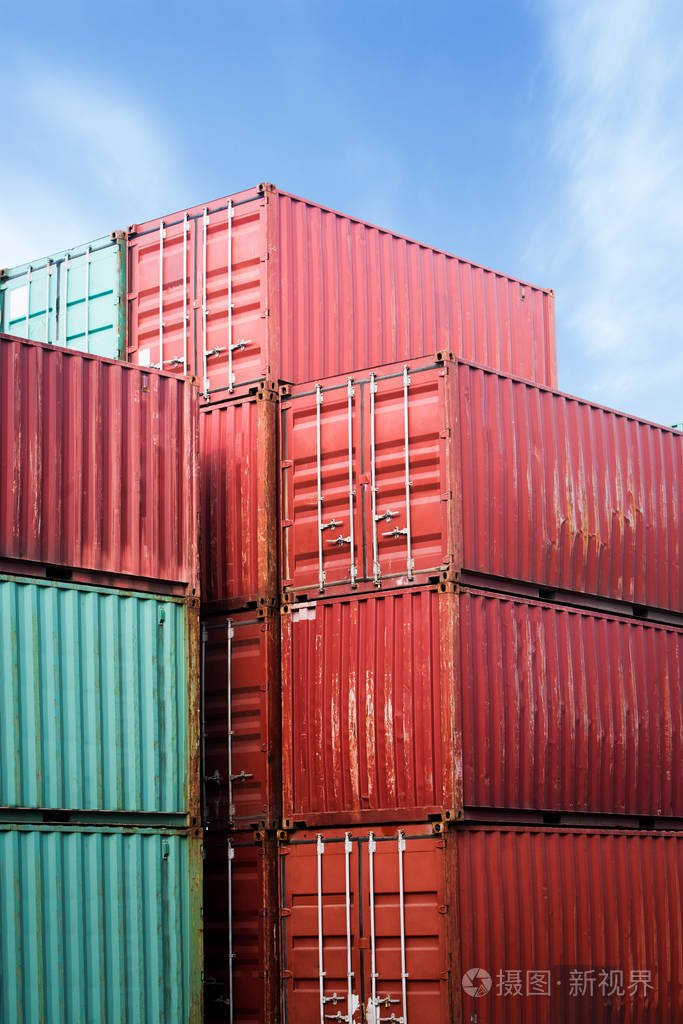 里或停靠日出天空与运输进口, 出口, 物流产业概念背景货物集装箱堆场