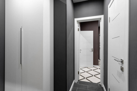 走廊壁灯房间之间的走廊.便宜的家庭房.斯坦达特酒店两间卧室.