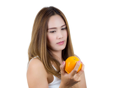 亚洲女人微笑着拿着橙色，白色背景上分离。健康食品的概念
