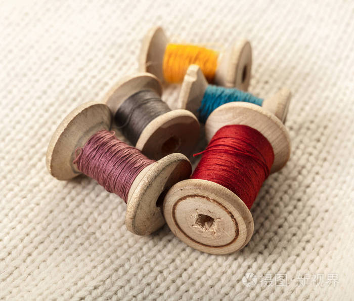 白色针织面料上的彩色螺纹线圈