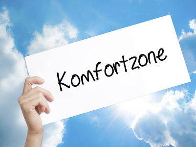 Komfortzone 在德国的舒适区 标志在白纸上。男子