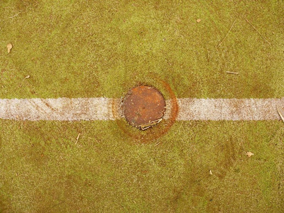 绿色格子跑道与白色线。五颜六色的线在空的室外手球操场, 塑料浅绿色表面