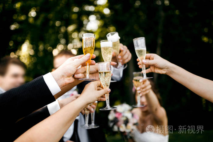 人们在婚礼上庆祝香槟杯, 特写