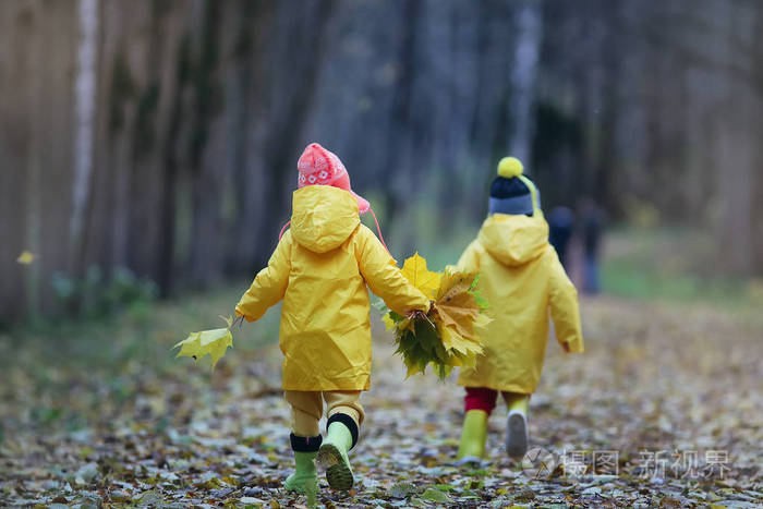 孩子们在秋季公园散步