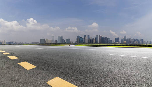 全景天际线和现代商务办公楼用空的路, 空的混凝土方形的地板