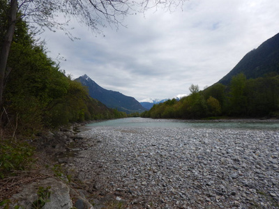 高山的农村景观在恶劣的天气