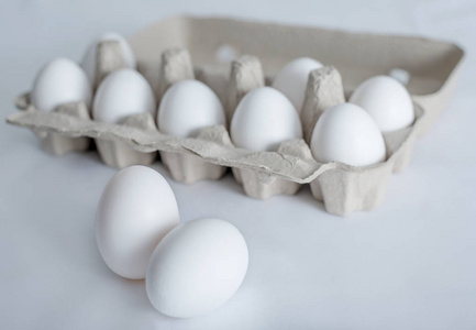 十白色蛋在纸盒被隔绝在白色背景