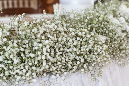 野花在婚礼桌上装饰的形式