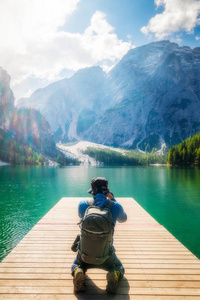 旅游徒步旅行者拍照的 Braies 湖 湖泊 di Braies 在白云岩山脉, 意大利。徒步旅行和探险