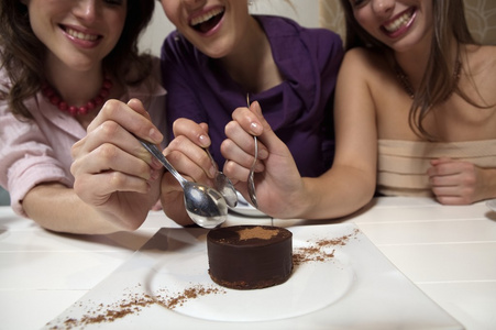 妇女吃巧克力蛋糕