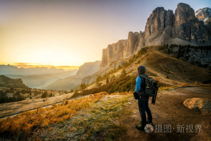 在意大利夏季日出时, 一个人旅行者独自徒步漫步在白云岩 mounatins
