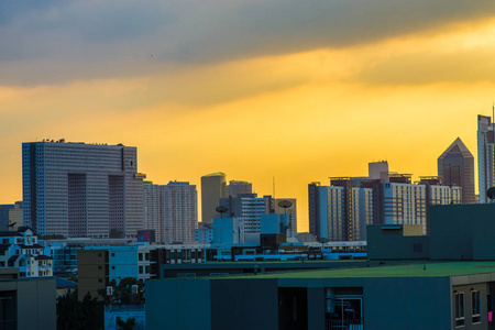 城市建筑剪影日落大都市背景五颜六色的天空