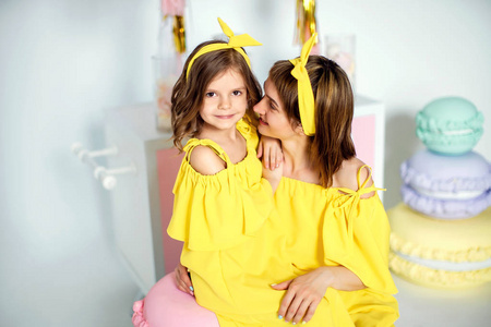 母亲和女儿穿着同样的黄色礼服