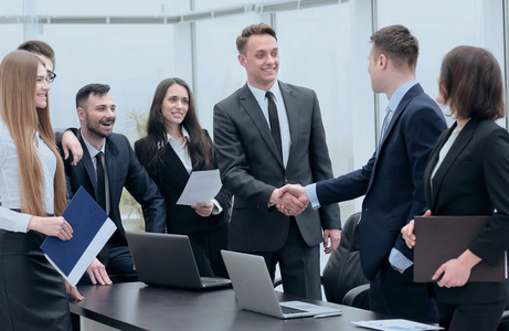 握手的合作伙伴,一次会议,在办公室照片