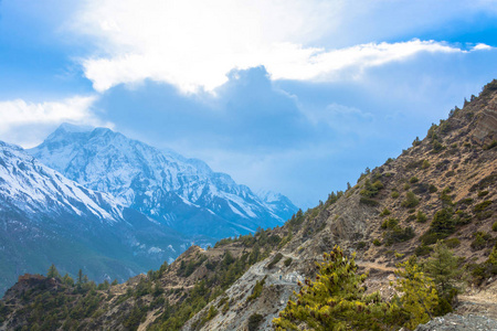 尼泊尔喜马拉雅山上一个陡峭的山坡上的山路