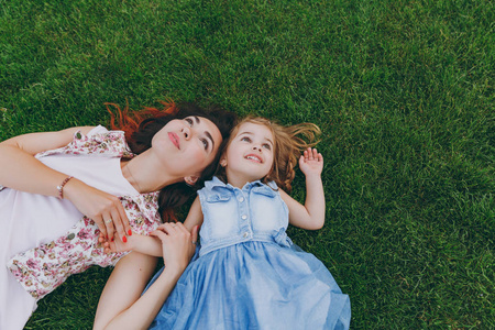 妈妈小女儿母亲节, 爱家庭, 亲子, 童年概念照片