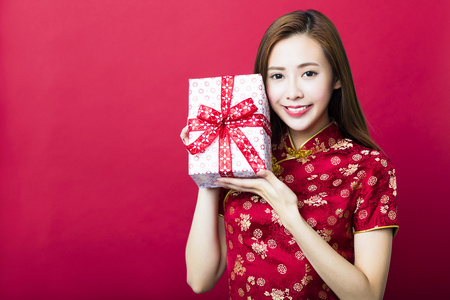 幸福中国新 year.young 的女人拿着礼物盒
