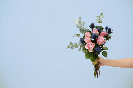 抱着花女子手里抱着美丽的花束照片