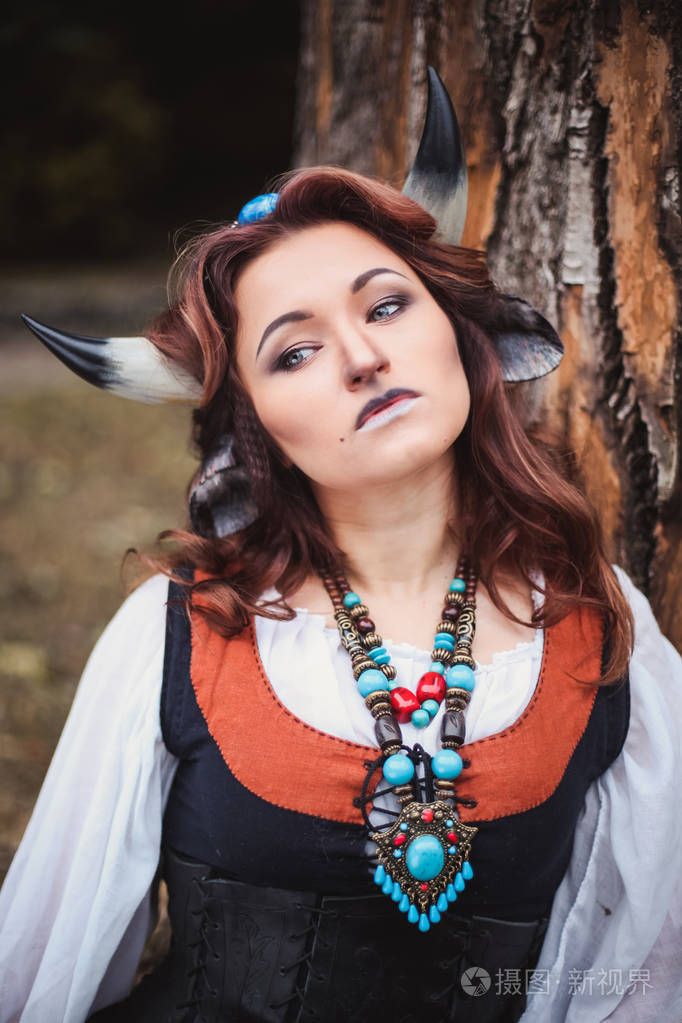 画像的红发少女的迷人公主女王/王后与牛的角.