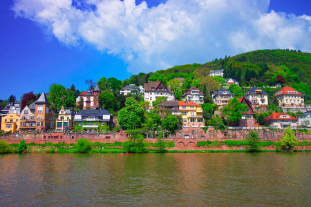 Neckar 河和欧洲城市码头的景观在夏天海德堡, 德国